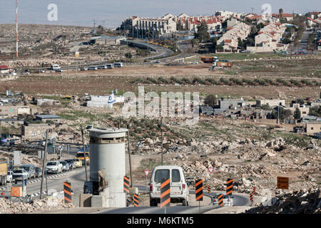 Jerusalem, Palästina, 12. Januar 2011: Road Check Point führt zu jüdischen Siedlung gebaut, mit der Begründung, die als palästinensische Deshalb anerkannt werden. Stockfoto