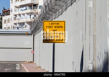 Jerusalem, Israel, November 23, 2010: Wegweiser durch die betonwand von Israel gebaut Westjordanland Palästinenser aus Pendeln in Ost-Jerusalem zu stoppen. Stockfoto