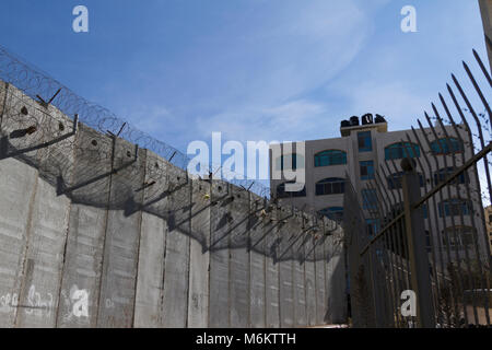 Jerusalem, Israel, November 23, 2010: eine Betonwand von Israel gebaut Westjordanland Palästinenser aus Pendeln in Ost-Jerusalem zu stoppen. Stockfoto