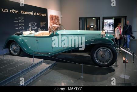 Eine Nachbildung eines Bugatti Royale ist auf dem Parkplatz des Museums Cité de l'Automobile in Mulhouse ausgestellt. | Verwendung weltweit Stockfoto