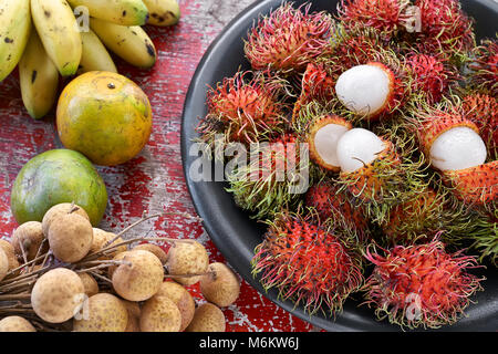 Bunte, exotische Früchte Stockfoto