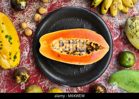 Bunte, exotische Früchte Stockfoto