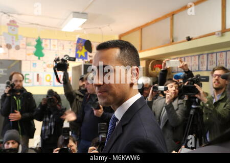 Pomigliano D'Arco, Italien. 04 Mär, 2018. Der Führer und Premier Kandidat der Movimento 5 Stelle Luigi Di Maio in Pomigliano D'Arco bei der Abstimmung. Credit: Salvatore Esposito/Pacific Press/Alamy leben Nachrichten Stockfoto