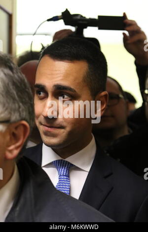 Pomigliano D'Arco, Italien. 04 Mär, 2018. Der Führer und Premier Kandidat der Movimento 5 Stelle Luigi Di Maio in Pomigliano D'Arco bei der Abstimmung. Credit: Salvatore Esposito/Pacific Press/Alamy leben Nachrichten Stockfoto