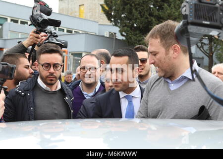 Pomigliano D'Arco, Italien. 04 Mär, 2018. Der Führer und Premier Kandidat der Movimento 5 Stelle Luigi Di Maio in Pomigliano D'Arco bei der Abstimmung. Credit: Salvatore Esposito/Pacific Press/Alamy leben Nachrichten Stockfoto