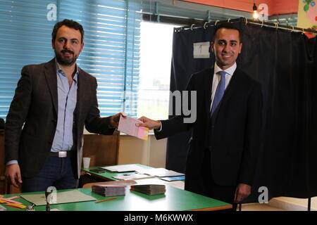 Pomigliano D'Arco, Italien. 04 Mär, 2018. Der Führer und Premier Kandidat der Movimento 5 Stelle Luigi Di Maio in Pomigliano D'Arco bei der Abstimmung. Credit: Salvatore Esposito/Pacific Press/Alamy leben Nachrichten Stockfoto