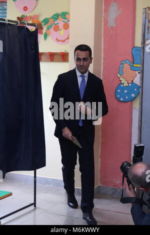 Pomigliano D'Arco, Italien. 04 Mär, 2018. Der Führer und Premier Kandidat der Movimento 5 Stelle Luigi Di Maio in Pomigliano D'Arco bei der Abstimmung. Credit: Salvatore Esposito/Pacific Press/Alamy leben Nachrichten Stockfoto