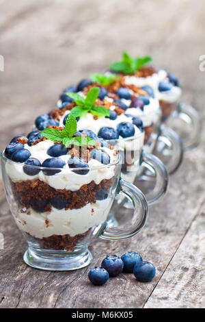 Hausgemachte Wüste mit Sahne gehackte Cookies und frische Heidelbeeren Stockfoto