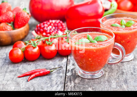 Rot gesunde Vitamin Cocktail im Glas Schale Stockfoto