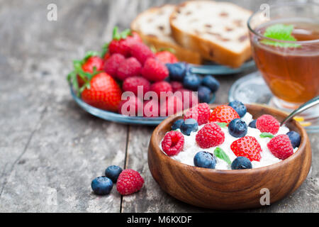 Gesundes Frühstück Hüttenkäse mit Beeren und Melisse Tee Stockfoto