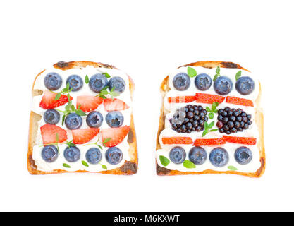 Scheiben Brot mit Frischkäse Beeren und Thymian isoliert auf weißem Stockfoto