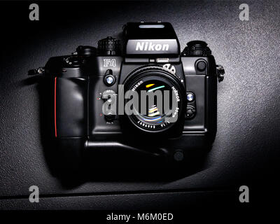 Nikon F 4 analoge Kamera mit Batteriegriff Stockfoto