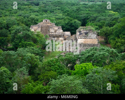 Luftaufnahme von Ek Balam (schwarz Jaguar) durch Dschungel umgeben. Maya archäologische Stätte in Yucatan, Mexiko Stockfoto