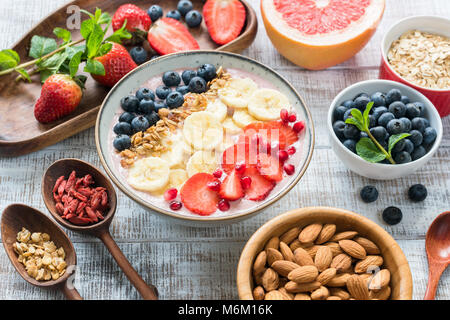 Acai Smoothie Schüssel mit Müsli, Banane, Erdbeere und Heidelbeere. Superfood. Konzept der gesunden Ernährung, gesund leben, Fitness, Diäten, vegan Stockfoto