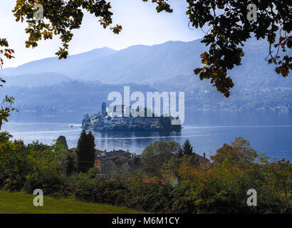 Die herrliche Aussicht von den Hügeln des Lago d'Orta und die Insel San Giulio, Piemont, Italien Stockfoto