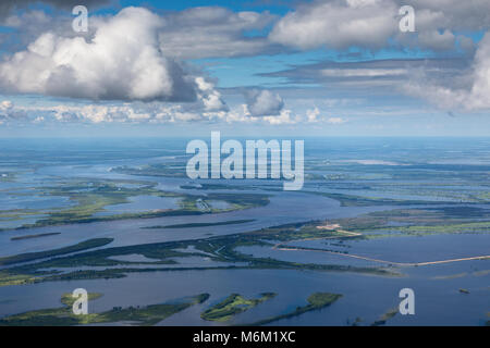 Luftaufnahme über Hochwasser Tiefland neben den großen sibirischen Fluss Ob während der Flut Saison. Stockfoto