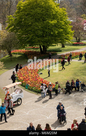 LISSE, Niederlande - 19 April, 2017: Besucher im Keukenhof Garten in Wassenaar, Holland, Niederlande. Stockfoto