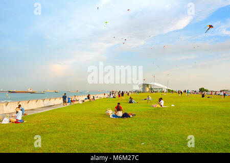 Singapur - Jan 15, 2017: Leute, die Spaß und Erholung im Marina Barrage in Singapur. Stockfoto