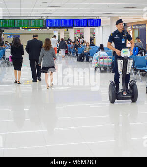 BANGKOK, THAILAND - 13. JANUAR 2017: Passagiere im Warteraum in der Don Mueang Airport. Der Flughafen ist als Asien älteste zu sein airpo Stockfoto