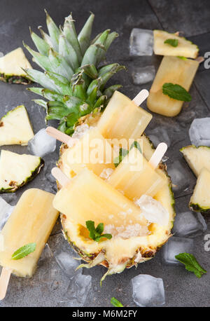 Hausgemachte gefrorenes Eis am Stiel mit frischer Ananas und Minzeblättchen Stockfoto