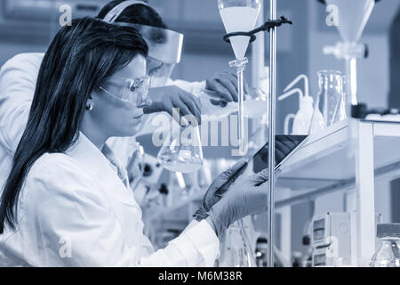 Chemiker forschen in Life Science Laboratorium. Stockfoto