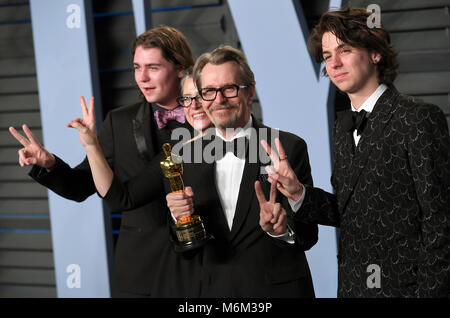 Gary Oldman (Zweiter von rechts) mit Frau Gisele Schmidt und Söhne Gulliver Oldman (rechts) und Charlie Oldman (links) an der Vanity Fair Oscar Partei Ankunft in Beverly Hills, Los Angeles, USA statt. Stockfoto