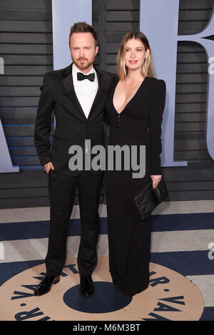 Aaron Paul und Lauren Parsekian auf der Vanity Fair Oscar Partei anreisen, statt in Beverly Hills, Los Angeles, USA. Stockfoto