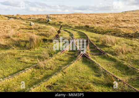 Ziel rowtor Eisenbahn ist ein 24 in. Spurweite militärischen Eisenbahn. Es abgeschleppt ein Ziel hinter einer Böschung. Es war für die Artillerie der Praxis eingesetzt werden. Stockfoto