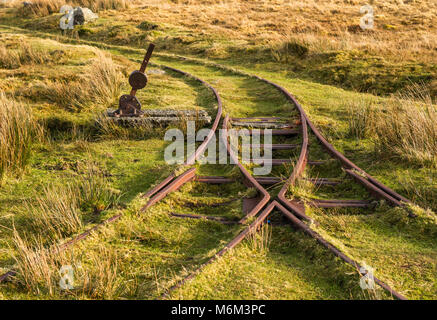 Ziel rowtor Eisenbahn ist ein 24 in. Spurweite militärischen Eisenbahn. Es abgeschleppt ein Ziel hinter einer Böschung. Es war für die Artillerie der Praxis eingesetzt werden. Stockfoto