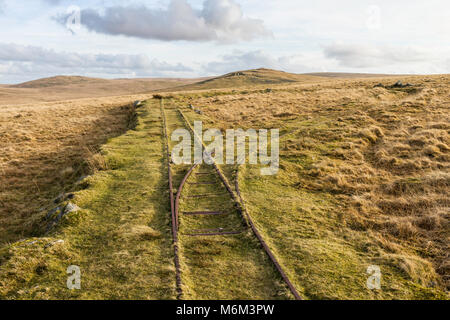 Ziel rowtor Eisenbahn ist ein 24 in. Spurweite militärischen Eisenbahn. Es abgeschleppt ein Ziel hinter einer Böschung. Es war für die Artillerie der Praxis eingesetzt werden. Stockfoto