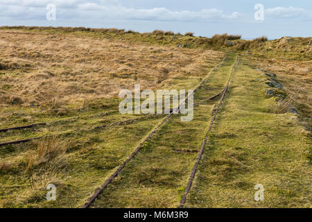 Ziel rowtor Eisenbahn ist ein 24 in. Spurweite militärischen Eisenbahn. Es abgeschleppt ein Ziel hinter einer Böschung. Es war für die Artillerie der Praxis eingesetzt werden. Stockfoto