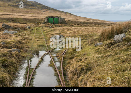 Ziel rowtor Eisenbahn ist ein 24 in. Spurweite militärischen Eisenbahn. Es abgeschleppt ein Ziel hinter einer Böschung. Es war für die Artillerie der Praxis eingesetzt werden. Stockfoto