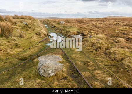 Ziel rowtor Eisenbahn ist ein 24 in. Spurweite militärischen Eisenbahn. Es abgeschleppt ein Ziel hinter einer Böschung. Es war für die Artillerie der Praxis eingesetzt werden. Stockfoto