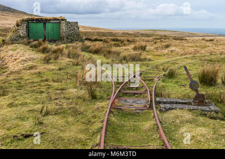 Ziel rowtor Eisenbahn ist ein 24 in. Spurweite militärischen Eisenbahn. Es abgeschleppt ein Ziel hinter einer Böschung. Es war für die Artillerie der Praxis eingesetzt werden. Stockfoto