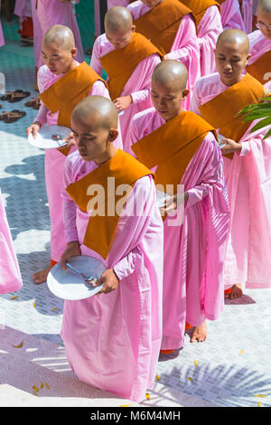 Nonnen aufgereiht Haltebleche Queuing für Lebensmittel bei Thetkya Thidar Nonnenkloster, Sakyadhita Thilashin Nonnenkloster Schule, Sagaing, Myanmar (Burma), Asien Stockfoto