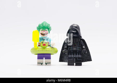 Lego Joker holding Eis mit Darth Vader beobachten. isoliert auf weißem abckground. Stockfoto