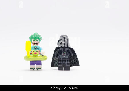 Lego Joker holding Eis mit Darth Vader beobachten. isoliert auf weißem abckground. Stockfoto