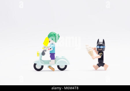 Lego Batman Joker Jagen Reiten Roller. auf weißem Hintergrund. Stockfoto