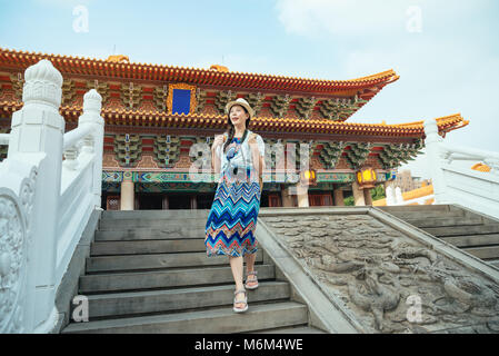 Schöne charmante junge asiatische Frau zu Fuß die Treppen eines alten chinesischen Tempel, traditionellen touristischen Attraktion in China reisen. Mädchen Touris Stockfoto