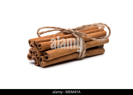 Zimtstangen Gewürz mit einem Seil, auf weißem Hintergrund gebunden. Stockfoto