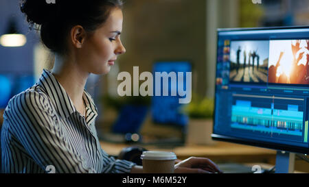 Schöne weibliche Videographer Bearbeitungen Aufnahmen auf Ihrem eigenen Computer, arbeitet sie in kreative Bürofläche spät in der Nacht. Stockfoto