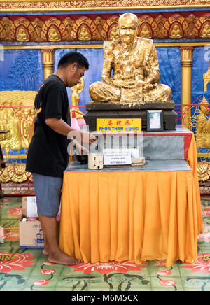 MALAYSIA, Penang, Nov 11 2017, liegenden Buddha Wat Chaiyamangalaram. Das Personal im buddhistischen Kloster passt die Tabelle Stockfoto