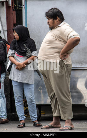 PENANG, MALAYSIA, 12.November 2017, warten die Menschen in der Stadt für einen Bus. Stockfoto