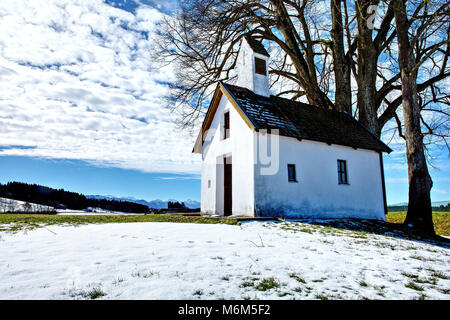 Schöne Winterlandschaft Berglandschaft der Alpen mit der kleinen Kapelle in der Nähe von Schwangau (Bayern, Deutschland) Stockfoto