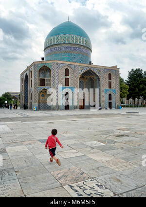 Mashhad, Iran - 30. Juli 2016: Kind vor einer Moschee an Khajeh Rabi grab Friedhof laufen Stockfoto