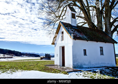 Schöne Winterlandschaft Berglandschaft der Alpen mit der kleinen Kapelle in der Nähe von Schwangau (Bayern, Deutschland) Stockfoto