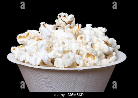 Eimer Popcorn in Weiß auf schwarzem Hintergrund, Makro anzeigen.