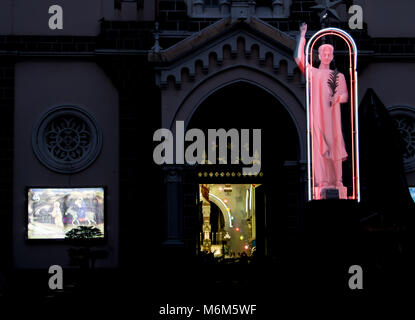 SAIGON, Vietnam, 18.Dezember 2017, beleuchtete statue Statue von St. Matthieu Le Van Gam, die huyen Sy Kirche, Saigon. Stockfoto