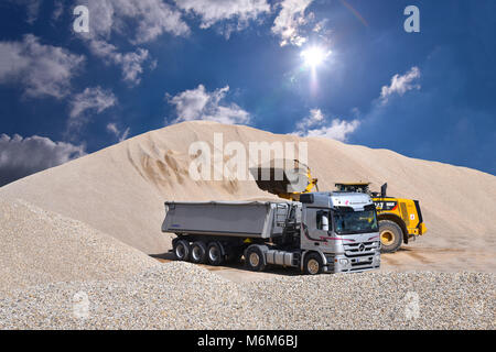 Radlader lädt ein Lkw mit Sand in einer Kiesgrube Stockfoto