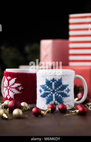 Selektiver Fokus der Keramik Tassen und glänzenden Weihnachtskugeln Stockfoto